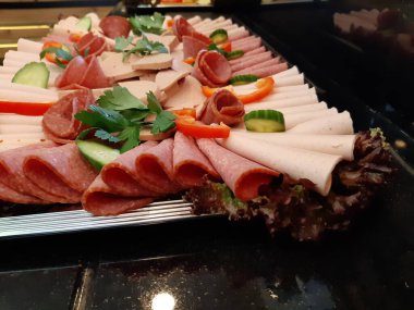 Servis tabağında dilimlenmiş salam çeşitleri