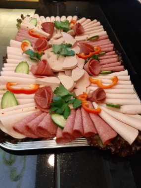 Servis tabağında dilimlenmiş salam çeşitleri