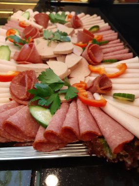 Servis tabağında dilimlenmiş salam çeşitleri