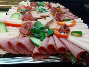 Servis tabağında dilimlenmiş salam çeşitleri