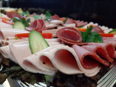 Servis tabağında dilimlenmiş salam çeşitleri