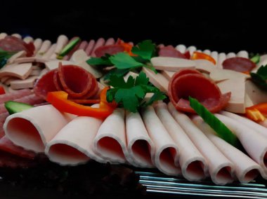 Servis tabağında dilimlenmiş salam çeşitleri