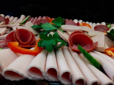 Servis tabağında dilimlenmiş salam çeşitleri