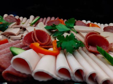 Servis tabağında dilimlenmiş salam çeşitleri