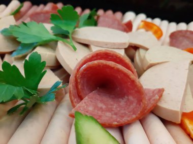 Servis tabağında dilimlenmiş salam çeşitleri