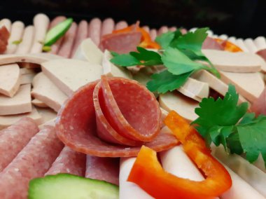 Servis tabağında dilimlenmiş salam çeşitleri