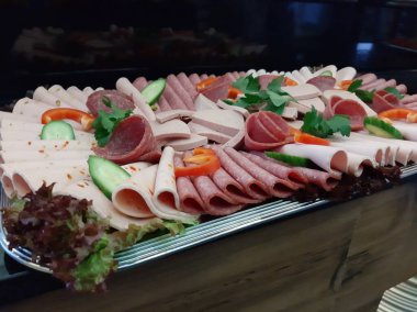 Servis tabağında dilimlenmiş salam çeşitleri