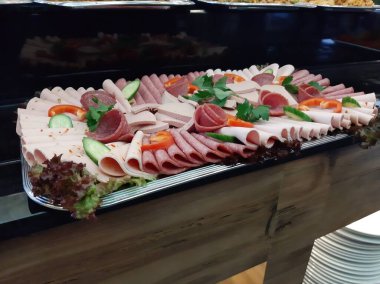 Servis tabağında dilimlenmiş salam çeşitleri