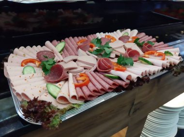 Servis tabağında dilimlenmiş salam çeşitleri