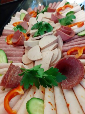 Servis tabağında dilimlenmiş salam çeşitleri