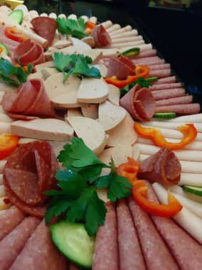 Servis tabağında dilimlenmiş salam çeşitleri