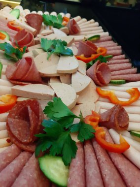 Servis tabağında dilimlenmiş salam çeşitleri