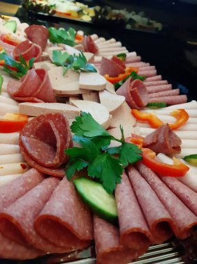 Servis tabağında dilimlenmiş salam çeşitleri