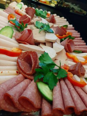 Servis tabağında dilimlenmiş salam çeşitleri