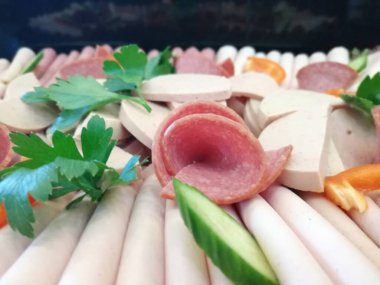 Servis tabağında dilimlenmiş salam çeşitleri