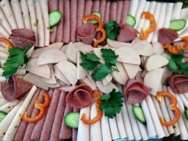 Servis tabağında dilimlenmiş salam çeşitleri