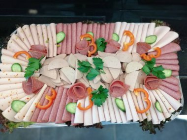 Servis tabağında dilimlenmiş salam çeşitleri