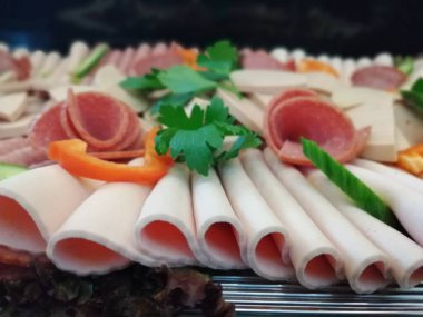 Servis tabağında dilimlenmiş salam çeşitleri