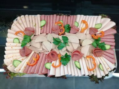 Servis tabağında dilimlenmiş salam çeşitleri