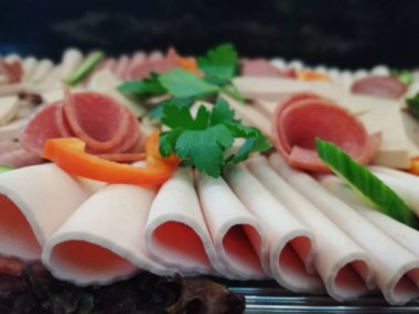 Servis tabağında dilimlenmiş salam çeşitleri