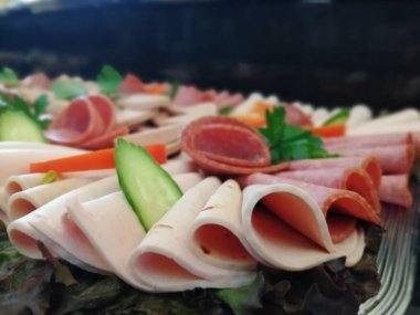 Servis tabağında dilimlenmiş salam çeşitleri