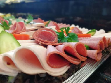 Servis tabağında dilimlenmiş salam çeşitleri