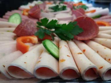 Servis tabağında dilimlenmiş salam çeşitleri