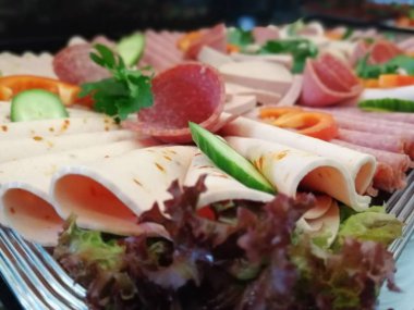 Servis tabağında dilimlenmiş salam çeşitleri