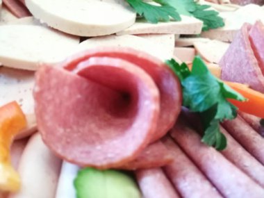 Servis tabağında dilimlenmiş salam çeşitleri