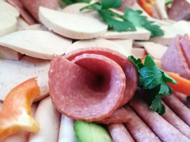 Servis tabağında dilimlenmiş salam çeşitleri