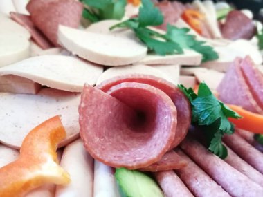 Servis tabağında dilimlenmiş salam çeşitleri