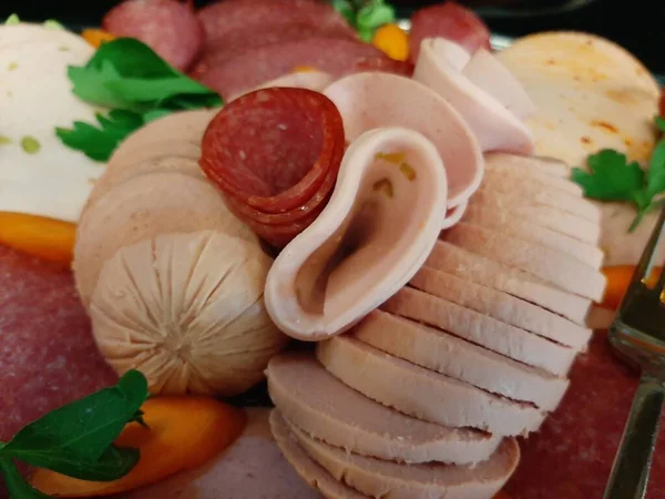 Servis tabağında dilimlenmiş salam çeşitleri