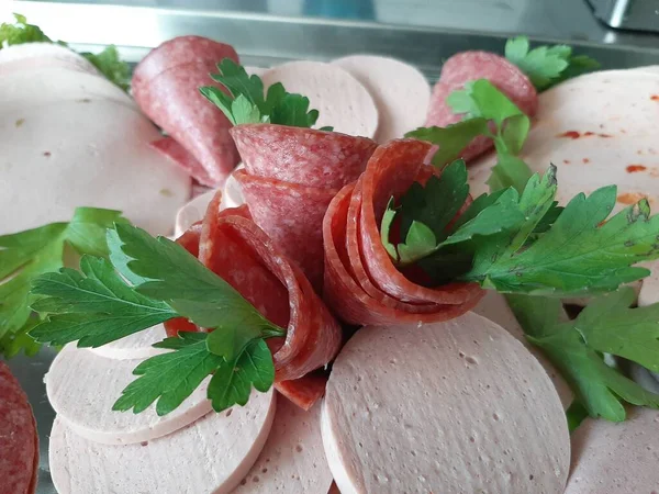 Gesneden Salami Variëteiten Serveerplaat — Stockfoto