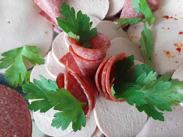 Servis tabağında dilimlenmiş salam çeşitleri