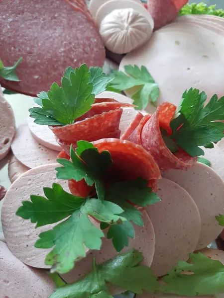 Servis tabağında dilimlenmiş salam çeşitleri