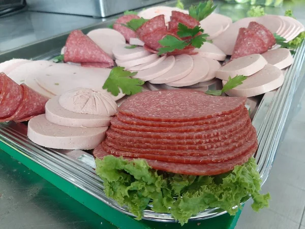 Servis tabağında dilimlenmiş salam çeşitleri