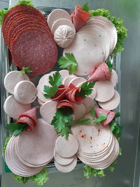 Servis tabağında dilimlenmiş salam çeşitleri