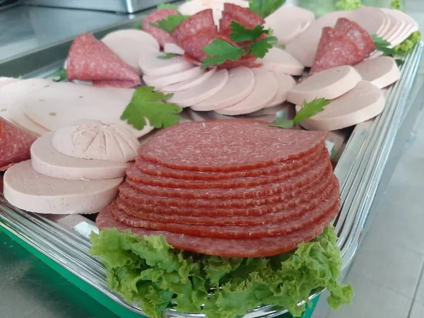 Servis tabağında dilimlenmiş salam çeşitleri