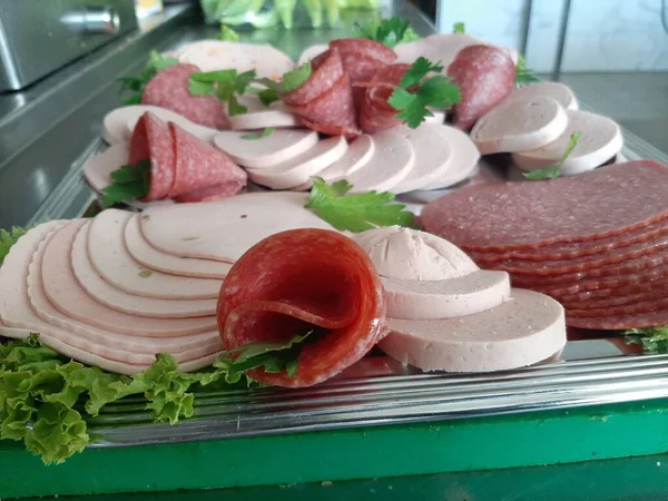 Servis tabağında dilimlenmiş salam çeşitleri