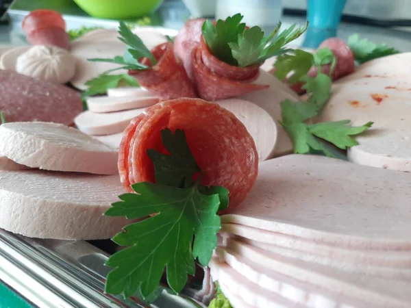 Servis tabağında dilimlenmiş salam çeşitleri