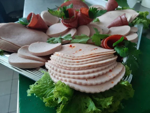 Servis tabağında dilimlenmiş salam çeşitleri