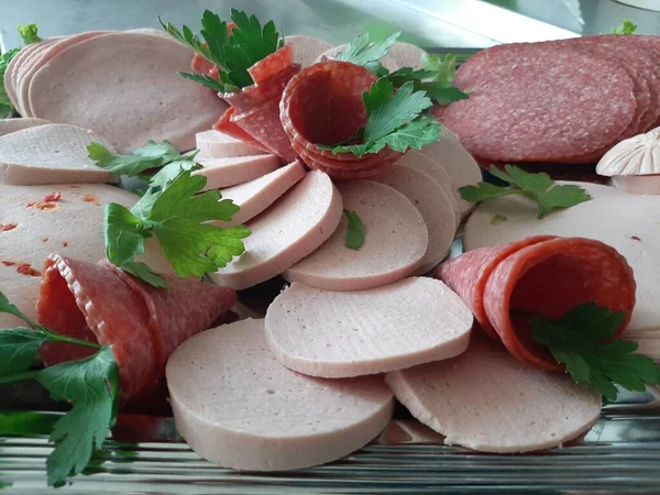 Servis tabağında dilimlenmiş salam çeşitleri