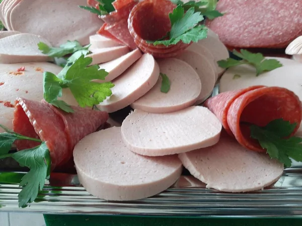 Servis tabağında dilimlenmiş salam çeşitleri