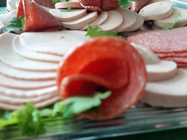 Servis tabağında dilimlenmiş salam çeşitleri