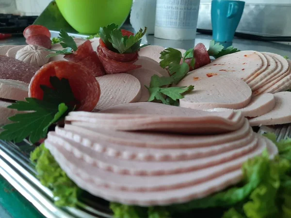 Servis tabağında dilimlenmiş salam çeşitleri