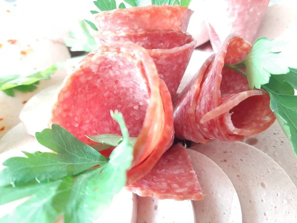 Servis tabağında dilimlenmiş salam çeşitleri