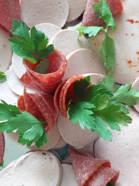 Servis tabağında dilimlenmiş salam çeşitleri