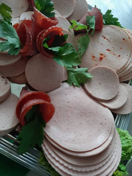 Servis tabağında dilimlenmiş salam çeşitleri