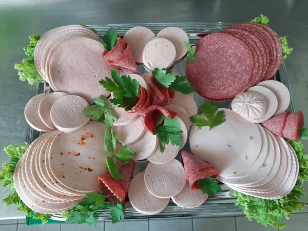 Servis tabağında dilimlenmiş salam çeşitleri