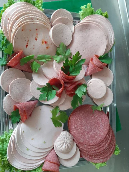 Servis tabağında dilimlenmiş salam çeşitleri